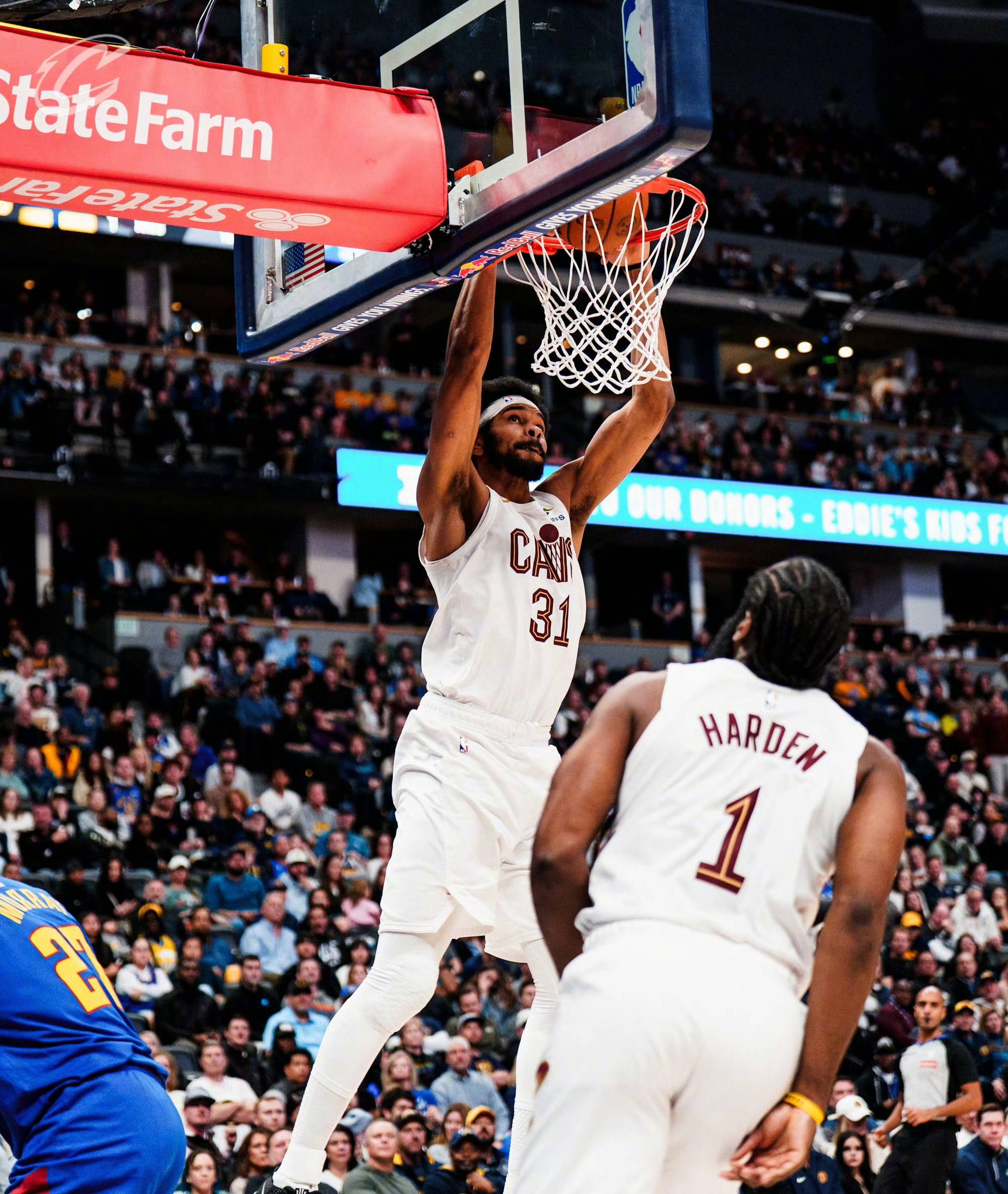 南宫28-关于哈登回归赛场，惊险取胜首场状态亮眼，掘金观众沸腾！的信息